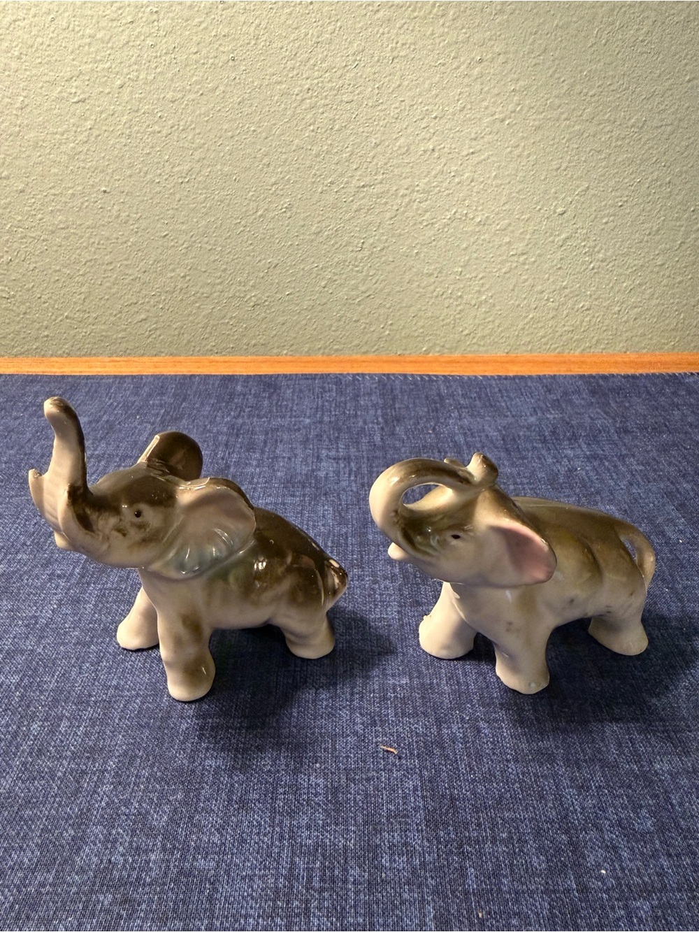 Elephant figures - Picture 2 of 3